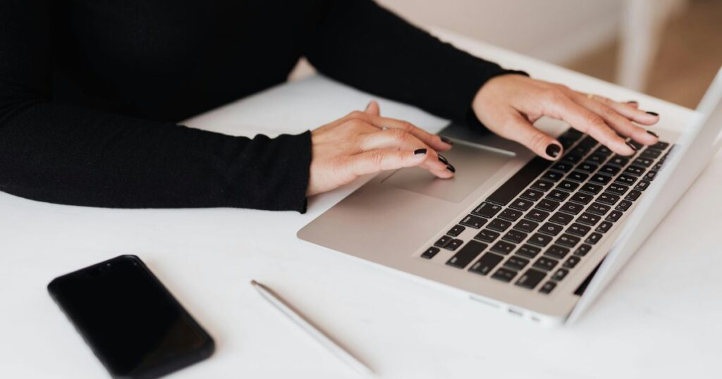 Redes Sociais para Advogados: Como Usar o LinkedIn e o Facebook Profissionalmente 4 redes sociais para advogados como usar o linkedin e o facebook profissionalmente